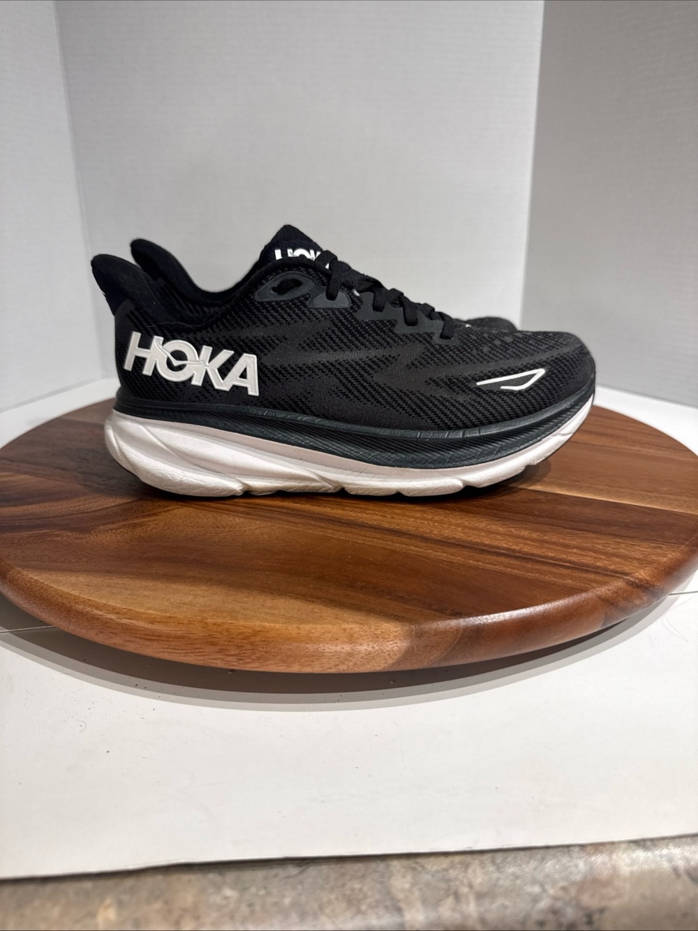 Hoka One One Clifton 9 Running Shoes Sneakers Black White Women’s Size 8D